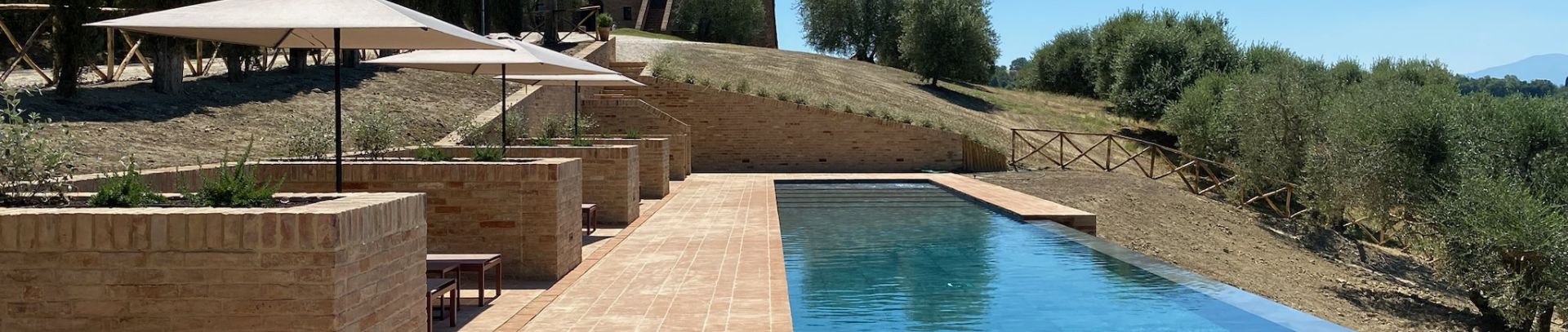 Podere Necione Swimming Pool: natural beauty in porcelain stoneware