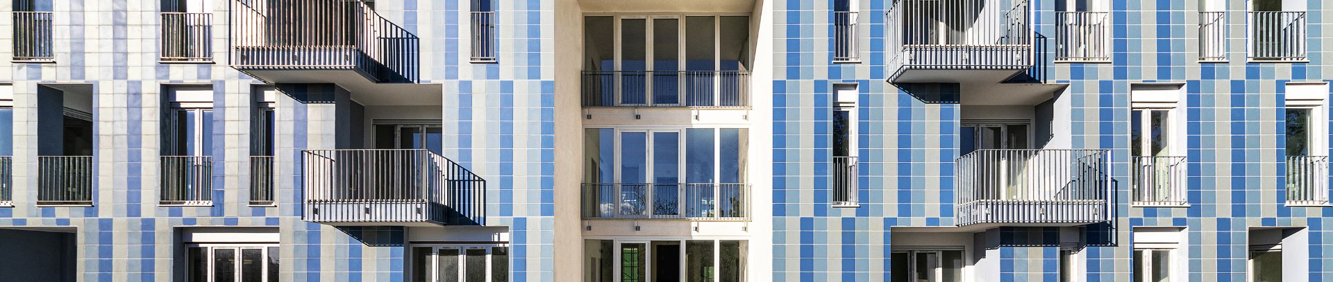 Fassadenverkleidung an zwei Wohngebäuden in Neapel