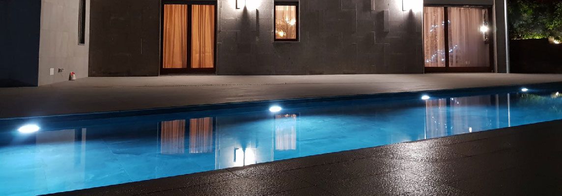 Swimming pool in Formello: light and shade effects created by stone-effect stoneware