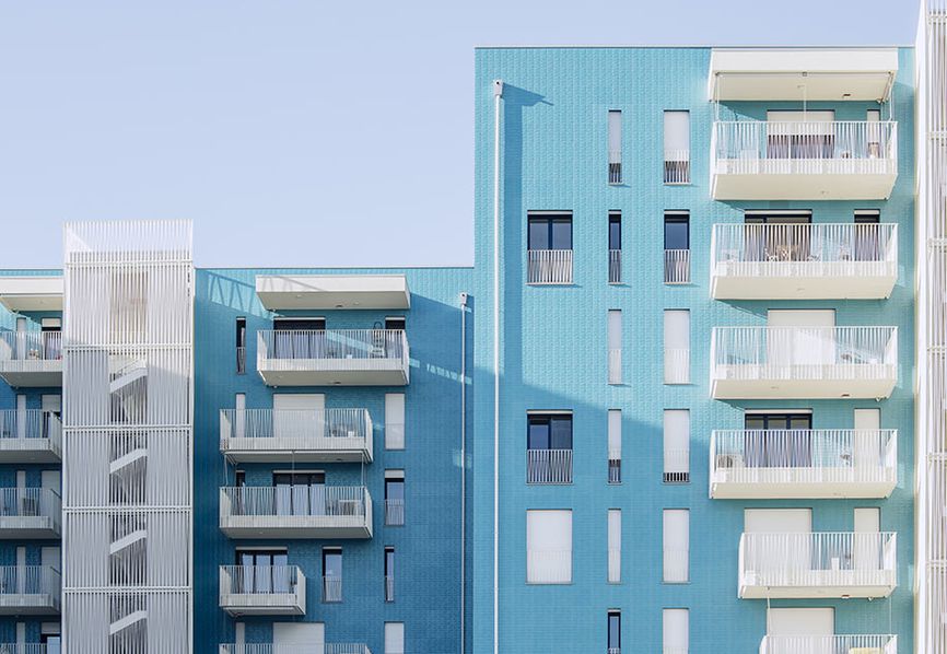 Living in the blue: un dialogo tra materia e luce