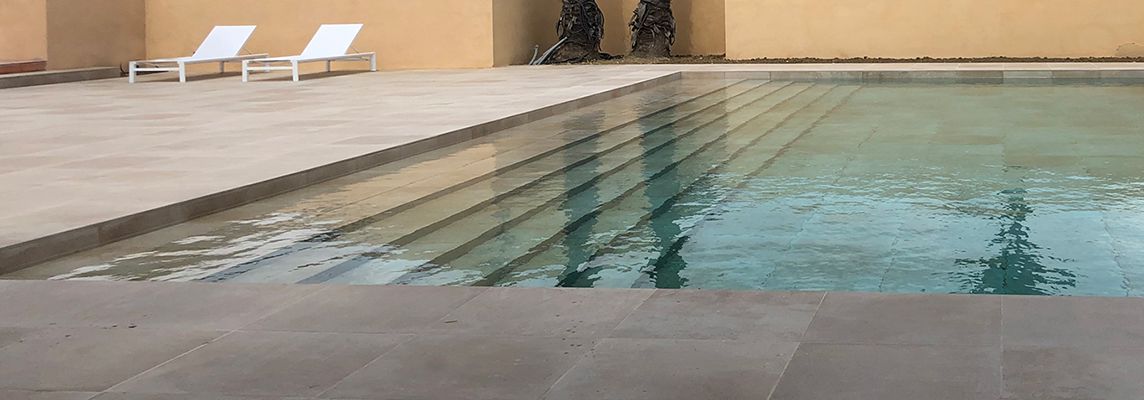 Una piscina nel paesaggio rivestita in gres porcellanato