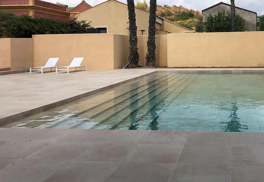 Una piscina nel paesaggio rivestita in gres porcellanato